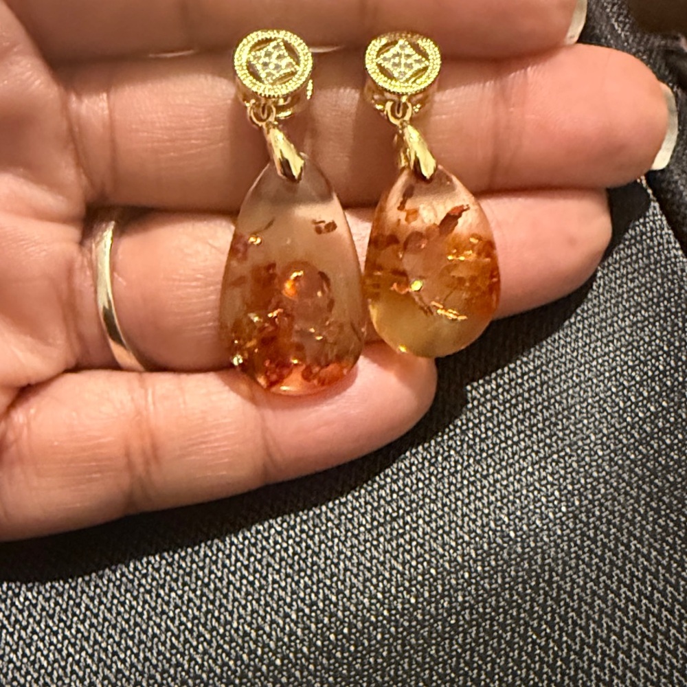 Elegant Golden Flower Amber Charm
